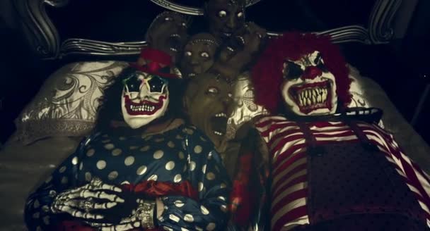 Twee Eng Clowns Samen Bed Liggen — Stockvideo