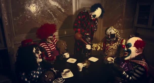 暗い装飾のハロウィン ティー パーティーを持っている怖いピエロ — ストック動画
