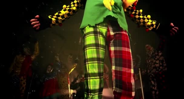 Clown Att Göra Backflip Läskiga Clowner Halloween Party Konceptet — Stockvideo