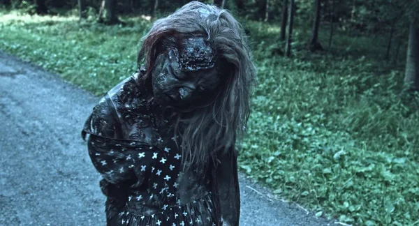 令人毛骨悚然的僵尸妇女摆在森林路径 — 图库照片