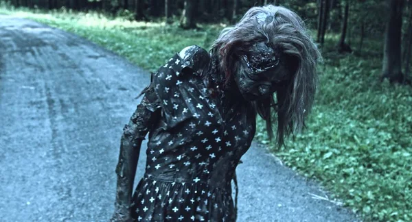 Kobieta Creepy Zombie Pozowanie Lesie Ścieżki — Zdjęcie stockowe