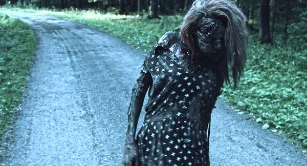 Kobieta Creepy Zombie Pozowanie Lesie Ścieżki — Zdjęcie stockowe