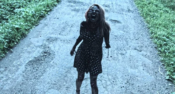不気味なゾンビ女性が林道でポーズ — ストック写真