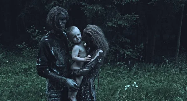 Zombie Paar Beetje Menselijke Baby Knuffelen Vorst — Stockfoto