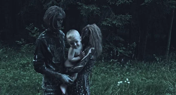 Kilka Zombie Przytulanie Trochę Ludzkiego Dziecka Lesie — Zdjęcie stockowe