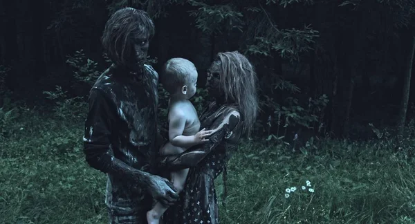 Zombie Paar Beetje Menselijke Baby Knuffelen Vorst — Stockfoto