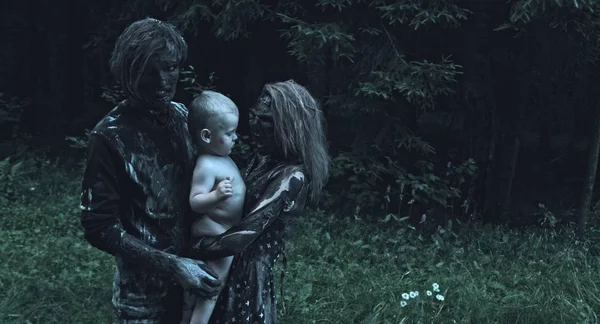 僵尸夫妇拥抱小人类婴儿在森林 — 图库照片