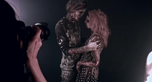 Fotograf Tar Foto Porträtt Zombies Mot Mörk Dimmiga Bakgrund — Stockvideo