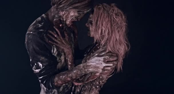 Retrato Pareja Zombies Abrazándose Juntos Contra Fondo Oscuro Brumoso — Vídeos de Stock