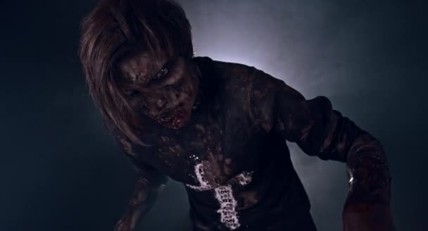 Hombre Zombie Miedo Posando Sobre Fondo Oscuro Brumoso — Vídeo de stock