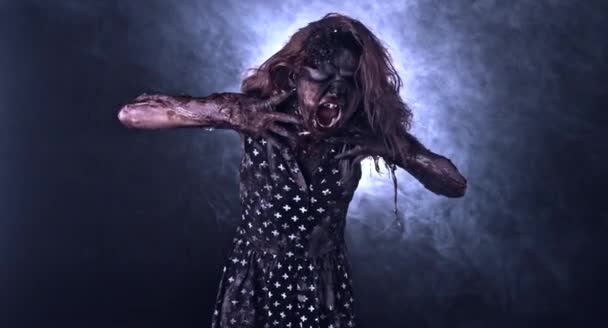 可怕的僵尸妇女摆姿势对黑暗的雾蒙蒙的背景 — 图库视频影像
