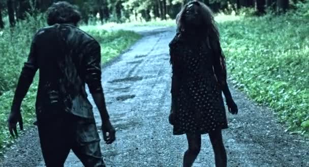 Зомби Мужчина Женщина Идущие Вместе Природе — стоковое видео