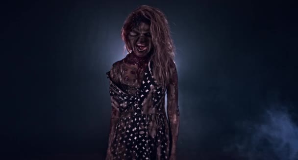 Mujer Zombie Miedo Posando Sobre Fondo Oscuro Brumoso — Vídeo de stock