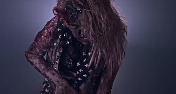 Femme Zombie Effrayant Posant Sur Fond Sombre Brumeux — Video