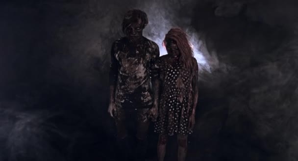 Ritratto Coppia Zombie Posa Insieme Contro Nebbioso Sfondo Scuro — Video Stock