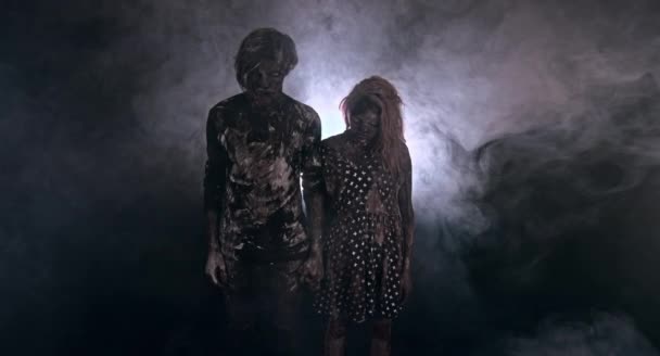 Portrait Couple Zombie Posant Ensemble Sur Fond Sombre Brumeux — Video