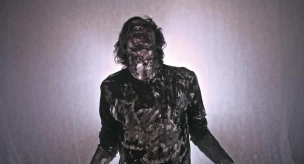 令人毛骨悚然的僵尸男子摆出在雾蒙蒙的背景 — 图库视频影像