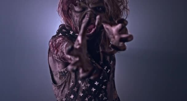 Děsivé Zombie Žena Představuje Tmavé Zamlžené Pozadí — Stock video