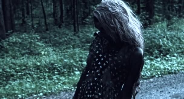 Femme Zombie Effrayant Marchant Sur Chemin Forêt — Video