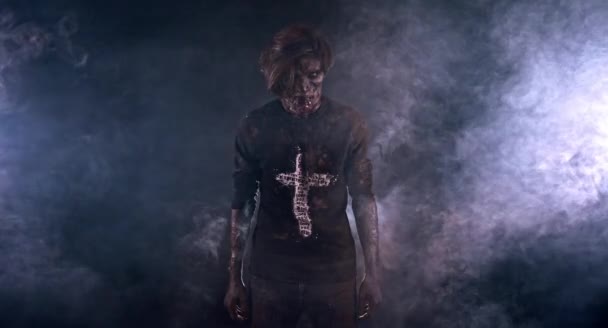 Spaventoso Zombie Uomo Posa Contro Scuro Nebbioso Sfondo — Video Stock