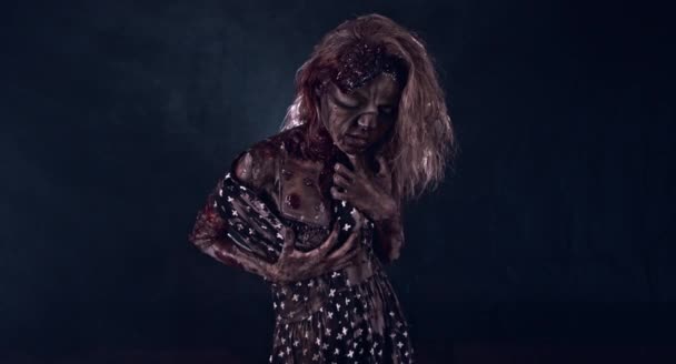 Mujer Zombie Miedo Posando Sobre Fondo Oscuro Brumoso — Vídeos de Stock