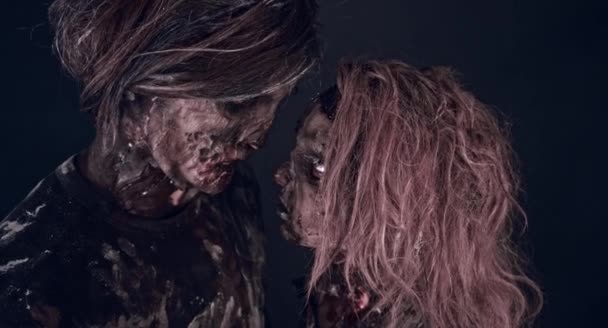 Porträtt Zombie Par Kramas Tillsammans Mot Dimmiga Mörk Bakgrund — Stockvideo