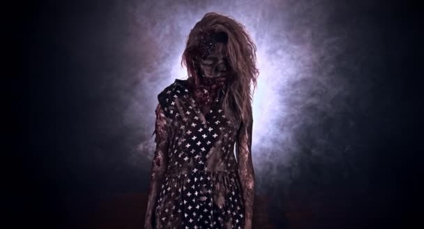 Przerażające Zombie Kobieta Pozowanie Ciemnym Tle Mglisty — Wideo stockowe