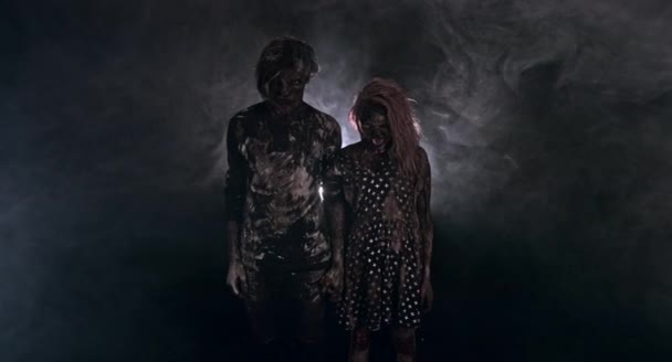 Portrait Couple Zombie Posant Ensemble Sur Fond Sombre Brumeux — Video