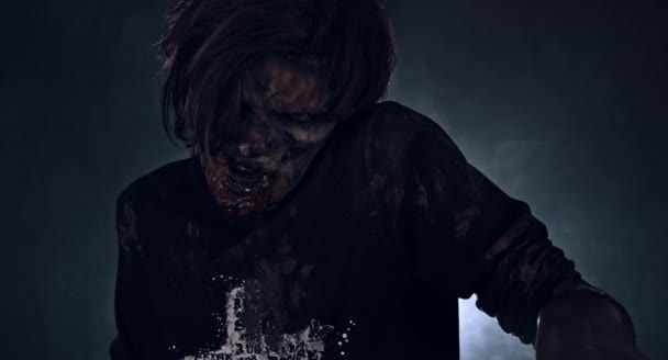 Homme Zombie Effrayant Posant Sur Fond Sombre Brumeux — Video