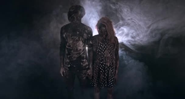 Portret Van Zombie Paar Poseren Samen Tegen Mistige Donkere Achtergrond — Stockvideo