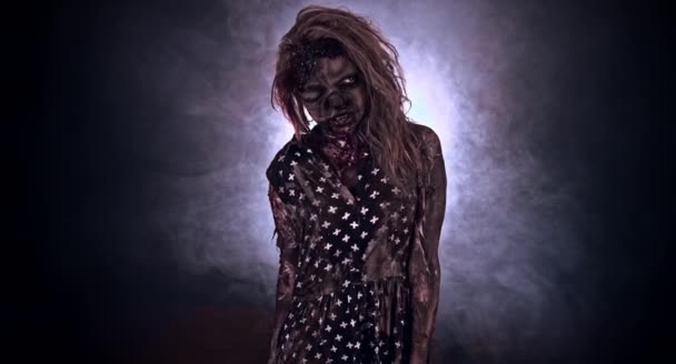 Spaventoso Zombie Donna Posa Contro Scuro Nebbioso Sfondo — Video Stock