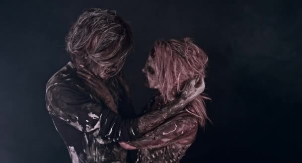 부부는 안개가 자욱한 어두운 포옹의 초상화 — 비디오
