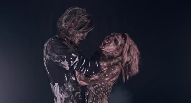 Retrato Pareja Zombies Abrazándose Juntos Contra Fondo Oscuro Brumoso — Vídeo de stock