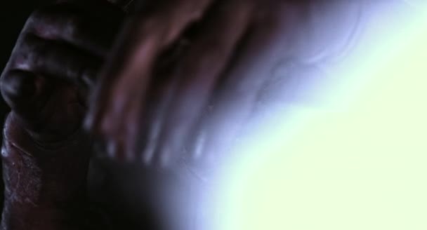 令人毛骨悚然的僵尸男子摆出在雾蒙蒙的背景 — 图库视频影像