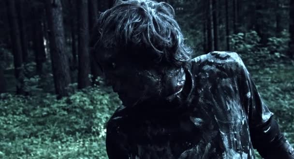 Страшний Зомбі Чоловік Ходить Відкритому Повітрі — стокове відео