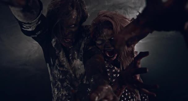 Retrato Pareja Zombies Posando Juntos Sobre Fondo Oscuro Brumoso — Vídeo de stock