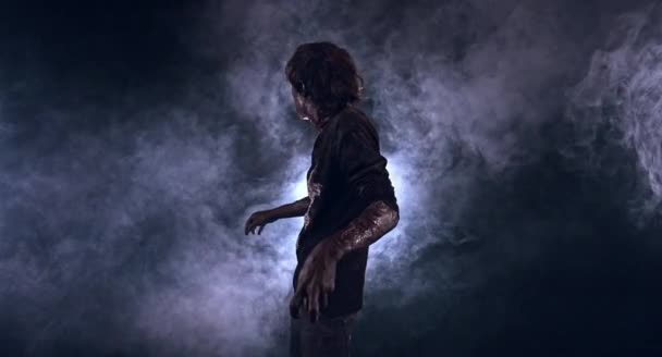 Skrämmande Zombie Man Poserar Mot Mörk Dimmiga Bakgrund — Stockvideo