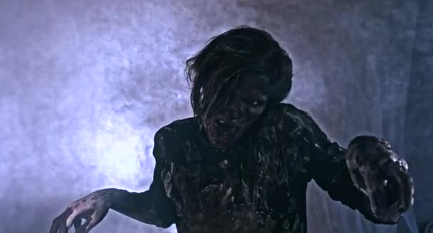 Griezelige Zombie Man Poseren Tegen Mistige Achtergrond — Stockvideo