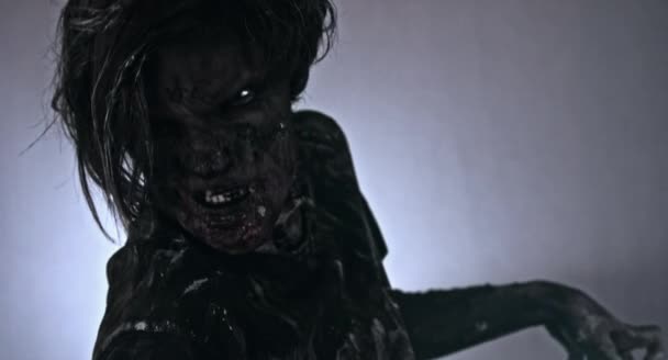 Gruseliger Zombie Mann Posiert Vor Nebligem Hintergrund — Stockvideo