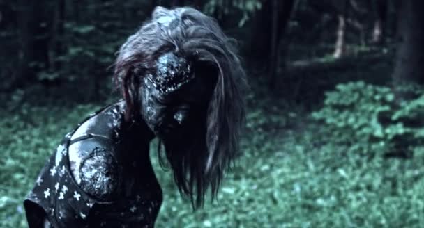 Läskig Zombie Kvinna Promenader Skogsstigen — Stockvideo