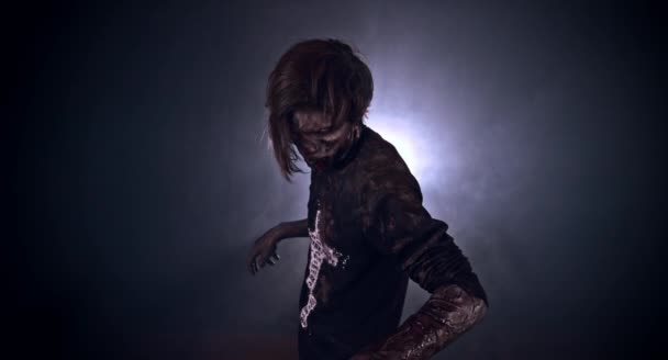 Страшний Зомбі Чоловік Позує Тлі Темної Туманності — стокове відео