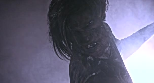 Hombre Zombie Espeluznante Posando Sobre Fondo Brumoso — Vídeos de Stock