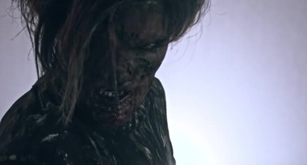 Strašidelný Zombie Muž Pózuje Zamlžené Pozadí — Stock video