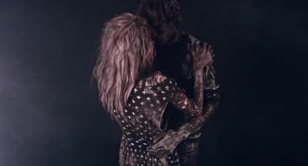 Zombie Paar Tanzt Gemeinsam Vor Nebelverhangenem Dunklen Hintergrund — Stockvideo
