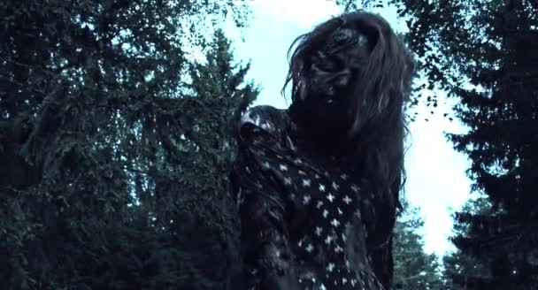 令人毛骨悚然的僵尸妇女走在森林小径上 — 图库视频影像