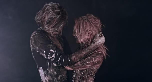 僵尸夫妇拥抱在一起对雾蒙蒙的黑暗背景的肖像 — 图库视频影像