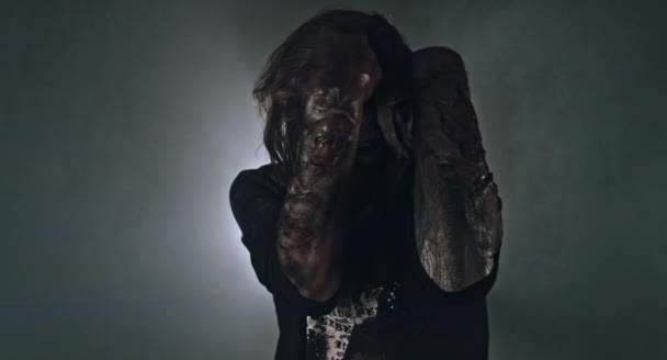 Przerażające Zombie Mężczyzna Pozowanie Ciemnym Tle Mglisty — Wideo stockowe