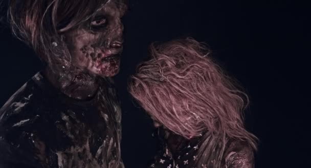 Retrato Pareja Zombies Abrazándose Juntos Contra Fondo Oscuro Brumoso — Vídeos de Stock