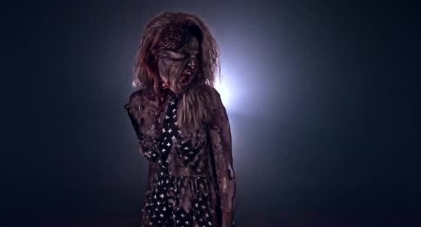 怖いゾンビ女性が暗い霧の背景にポーズ — ストック動画