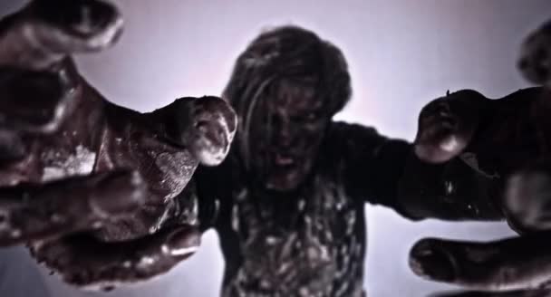 Homme Zombie Effrayant Posant Sur Fond Brumeux — Video